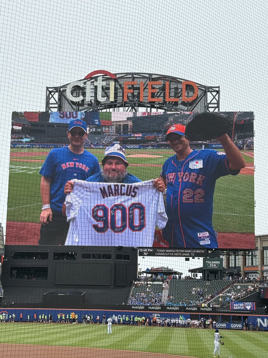 Today is this man’s 900th (!) straight Mets home game