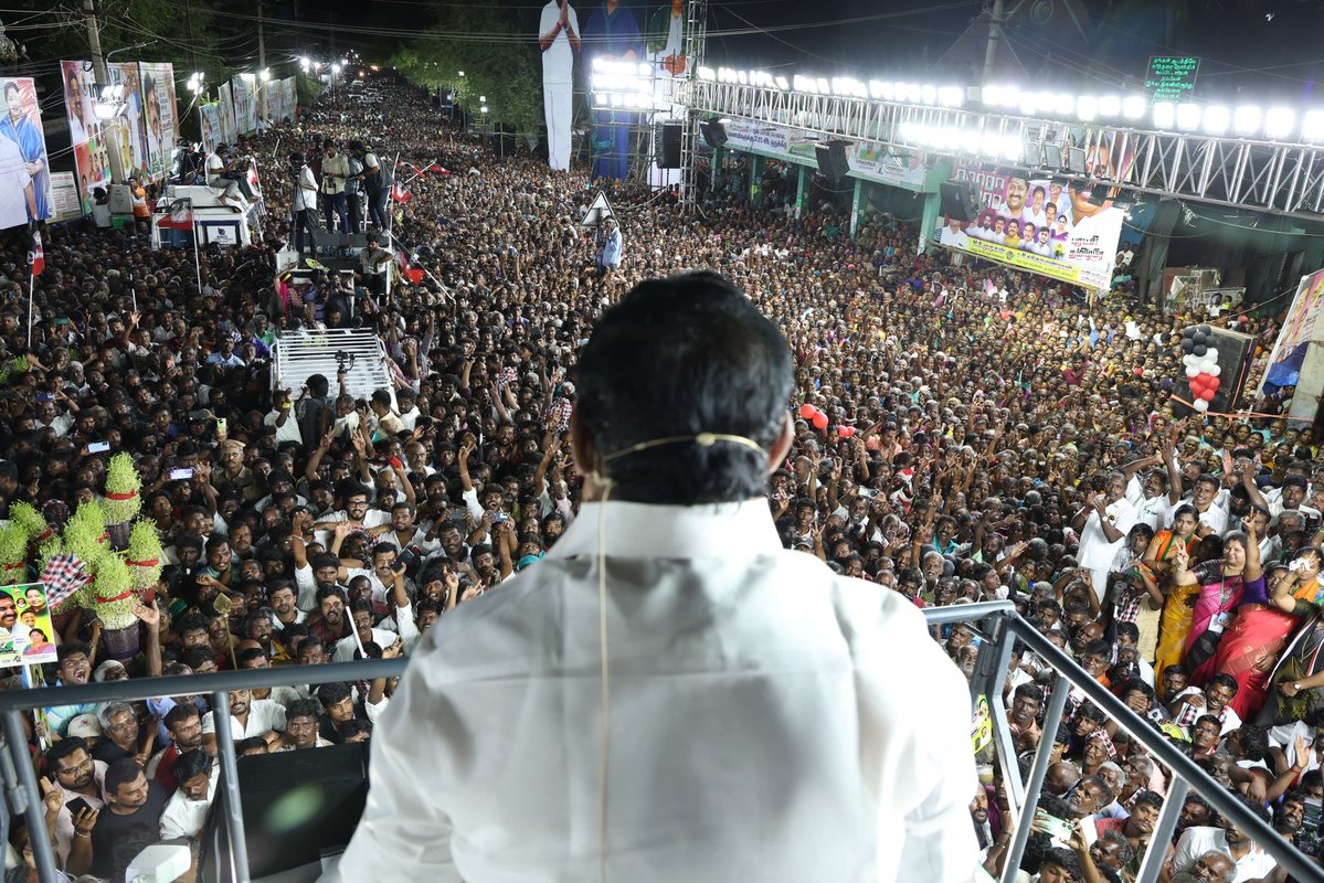 Edappadi K Palaniswami-SayYEStoWomenSafety&AIADMK (@epstamilnadu) on Twitter photo #வாசுதேவநல்லூர் தொகுதியில் திரும்பிய திசையாவும் மக்கள் வெற்றி முழக்கத்தோடு வரவேற்றனர்.
மாளிகையில் இருந்து மக்களைப் பார்க்கும் திமுக-வின் நவீன மன்னராட்சியை வீழ்த்தி, மக்களோடு மக்களாக இருந்து மாளிகையைப் பார்க்கும் நமது <a href="/AIADMKOfficial/">AIADMK - -SayYesToWomenSafety&AIADMK</a> ஆட்சி 2026-ல் அமைவது உறுதி! #வாசுதேவநல்லூர் தொகுதியில் திரும்பிய திசையாவும் மக்கள் வெற்றி முழக்கத்தோடு வரவேற்றனர்.
மாளிகையில் இருந்து மக்களைப் பார்க்கும் திமுக-வின் நவீன மன்னராட்சியை வீழ்த்தி, மக்களோடு மக்களாக இருந்து மாளிகையைப் பார்க்கும் நமது <a href="/AIADMKOfficial/">AIADMK - -SayYesToWomenSafety&AIADMK</a> ஆட்சி 2026-ல் அமைவது உறுதி!