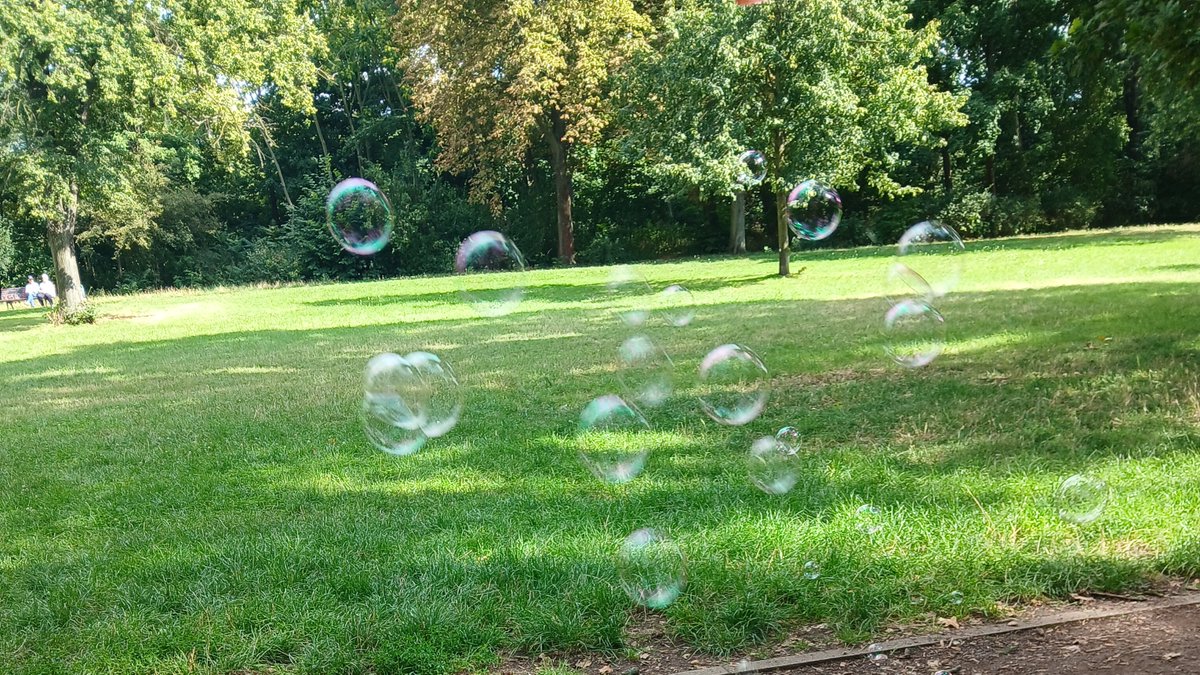 Im Park spielen mit dem Enkelkind. Kinderlachen. Und ganz viele Seifenblasen. Verbunden mit Erinnerungen an die eigene Kindheit. Sehnsucht und Phantasie. Wir sollten alle viel mehr diesen besonderen Zauber erleben. 
Es kann so einfach sein. 

Euch allen einen schönen Abend