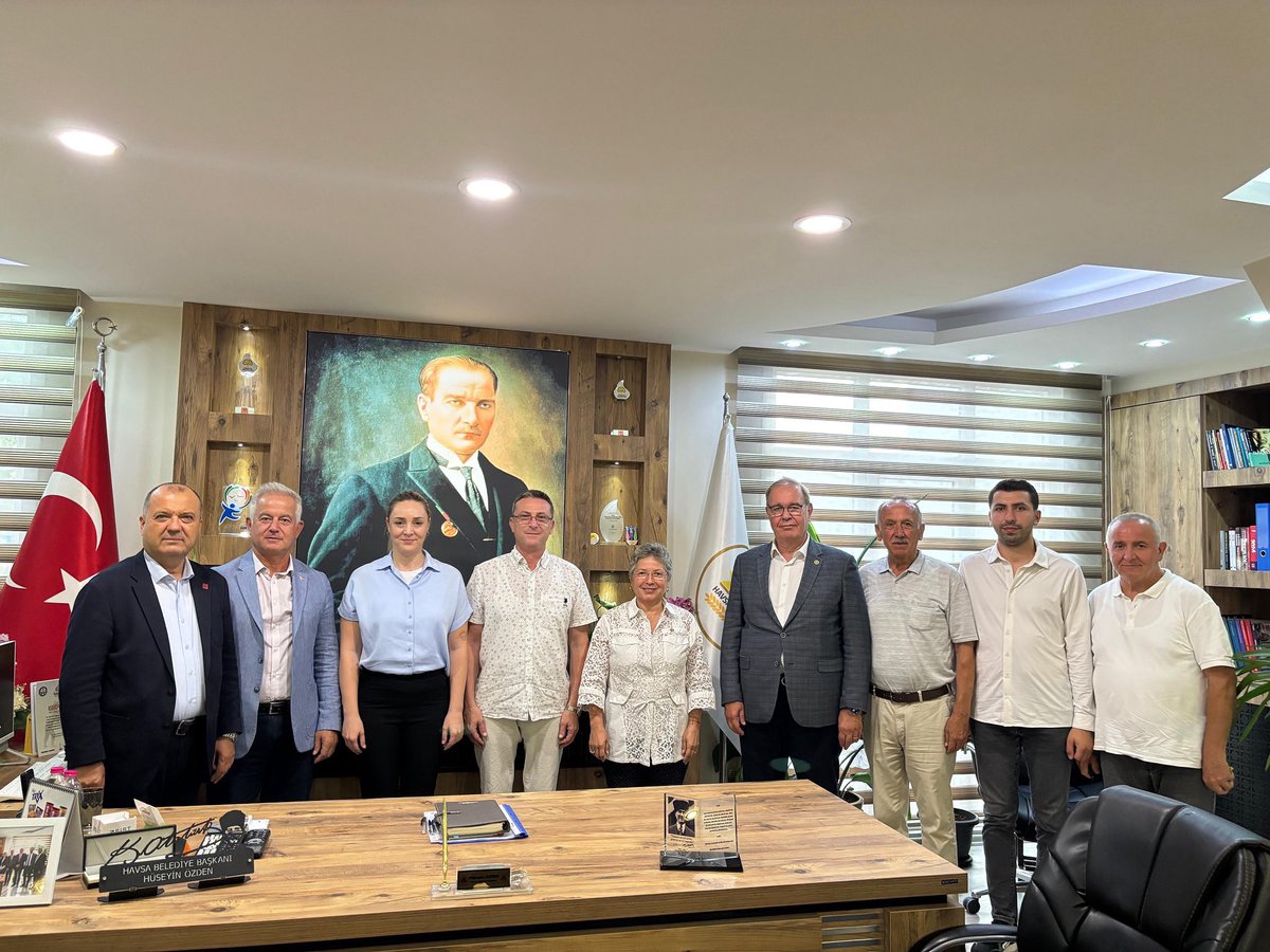 Milletvekili heyetimiz, il-ilçe örgütümüz ile birlikte Havsa Belediye Başkanımız Hüseyin Özden’i ziyaret ettik. Kendisine sıcak karşılaması ve misafirperverliği için teşekkür ederiz.