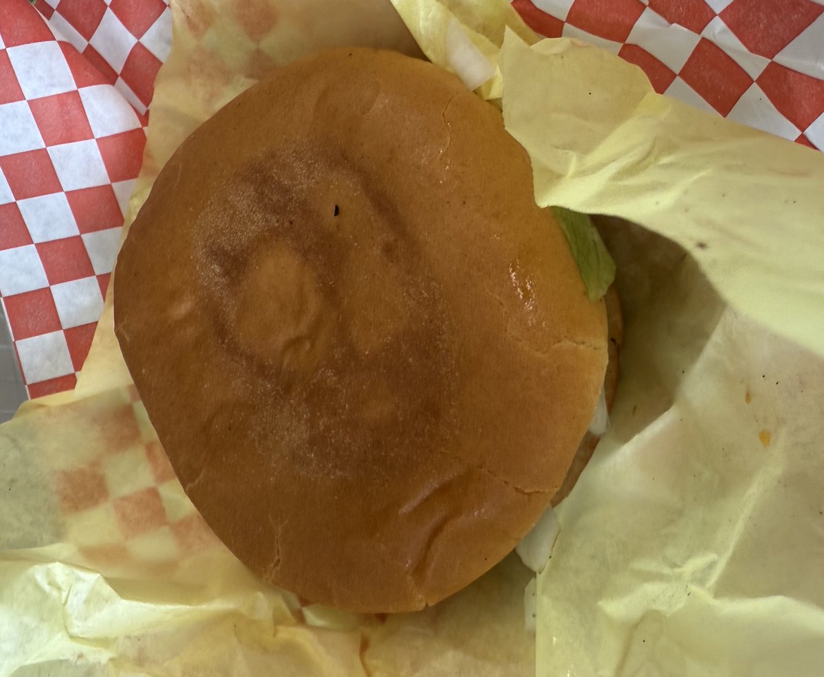 Food Truck Meal Time! Can’t ever go wrong with a Starlite Burger  <a href="/annvega/">annvega</a> <a href="/jamesvarlack/">James Varlack 👨🏾‍💻</a> <a href="/rfluegel/">Rosie Fluegel</a> #TECHnovate25 #mcallenisdtech