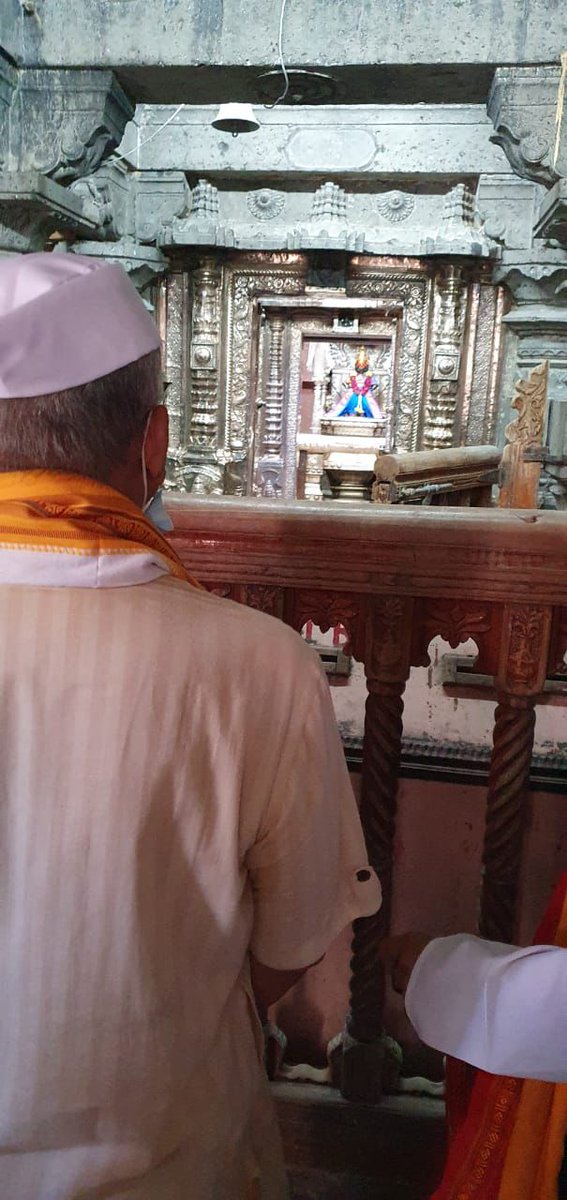 MeSandesh_B's tweet image. ५ महिने कोरोनाने त्रासलेल्या जनतेलाच्या मनाला उभारी मिळावी व श्रद्धास्थानं उघडून ही मरगळ दूर करावी म्हणून प्रतिनिधीक स्वरूपात महाराष्ट्राचं आराध्यदैवत असलेल्या विठ्ठल मंदिरात ३१.०८.२०२०ला #VBA ने आंदोलन केलं होतं.

@Prksh_Ambedkar यांना पंढरपूर कोर्टाचं समन्स, उद्या हजर राहणार.?