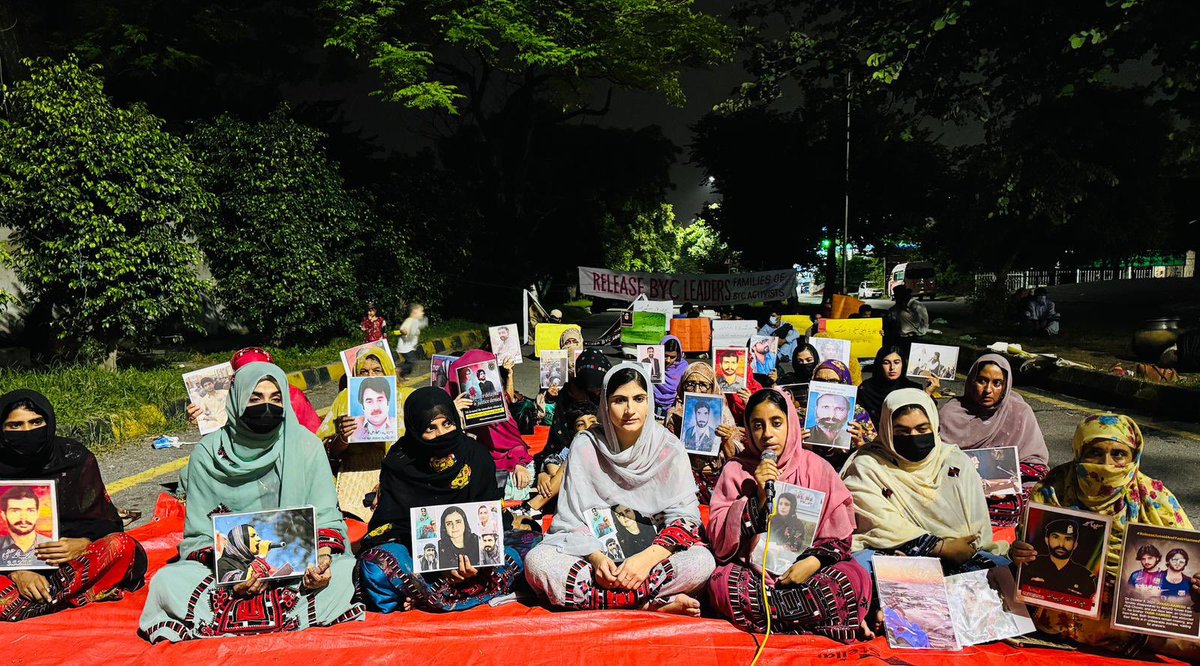 اسلام آباد میں بلوچ لاپتہ افراد کے لواحقین کے احتجاج کو آج بائیس روز مکمل ہو چکے ہیں۔

ریاستی دارالحکومت میں جاری اس پُرامن احتجاج کو نہ تو اقتدار کے ایوانوں سے کوئی توجہ حاصل ہوئی، اور نہ ہی اربابِ اختیار کی جانب سے کوئی سنجیدہ ردعمل سامنے آیا۔
تاہم، ریاستی بے حسی اور مسلسل جبر