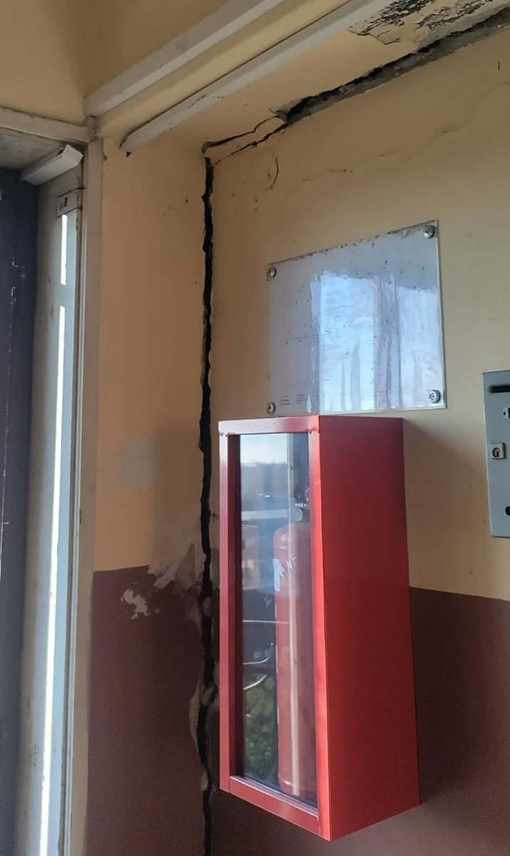 Novi Sad-evropska prestonica urbanističkog haosa

Na fotografiji nije prikazana uvećana mikrotalasna, već ulaz u novu podzemnu garažu.
Garaža je napravljena na centralnom trgu pored Tanurdžićeve palate, sagrađene 1934. godine.
Kopanjem garaže, temelji palate su počeli da tonu, a