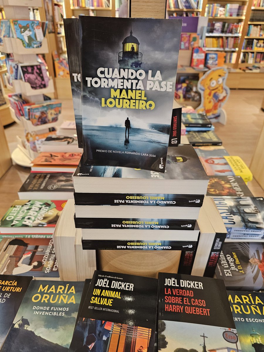 Está tarde en <a href="/casadellibro/">Casa del Libro</a> en #Burgos no he podido dejar de hacer una foto a este pedazo de libro de <a href="/Manel_Loureiro/">Manel Loureiro</a> 
Aunque ya hace tiempo que me lo leí me impacto lo rápido que te metes en la historia, los problemas que te puede crear un paquete y lo difícil que son las
