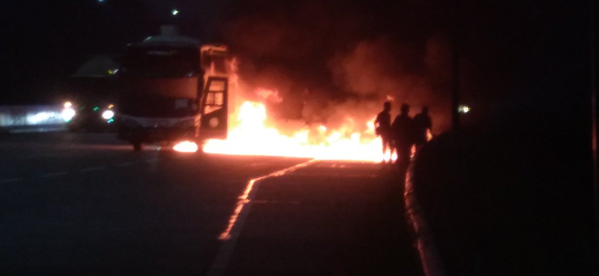 sinopsisbukuna1's tweet photo. Bus L0*r*n*  terbakar di jalan tol 20250630,barang2 habis tak tersisa,dn nyawa dihargai cuma 1 harga tiket JKT-BWI. Sekelas perusahaan gede,empati nol.😤 @kecewa https://t.co/7bNuG68EBm