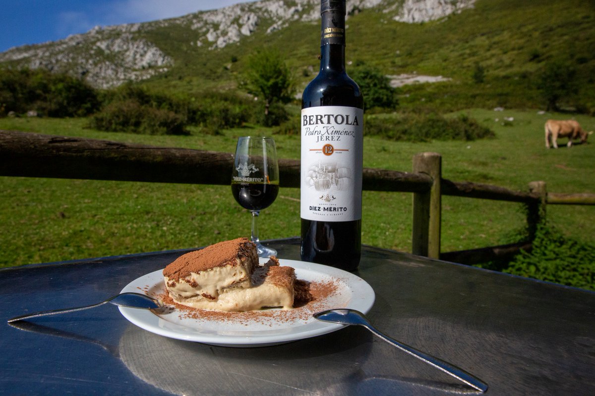 DiezMerito's tweet photo. Nada puede salir mal...
Tiramisú casero + una copa de Pedro Ximénez Bertola 12 años = combinación infalible.
Dulce, cremoso, intenso. Como debe ser una buena merienda o postre.
#PedroXiménez #Bertola12 #VinoDeJerez #MeriendasConEstilo #DíezMérito https://t.co/l3axAsEnV6
