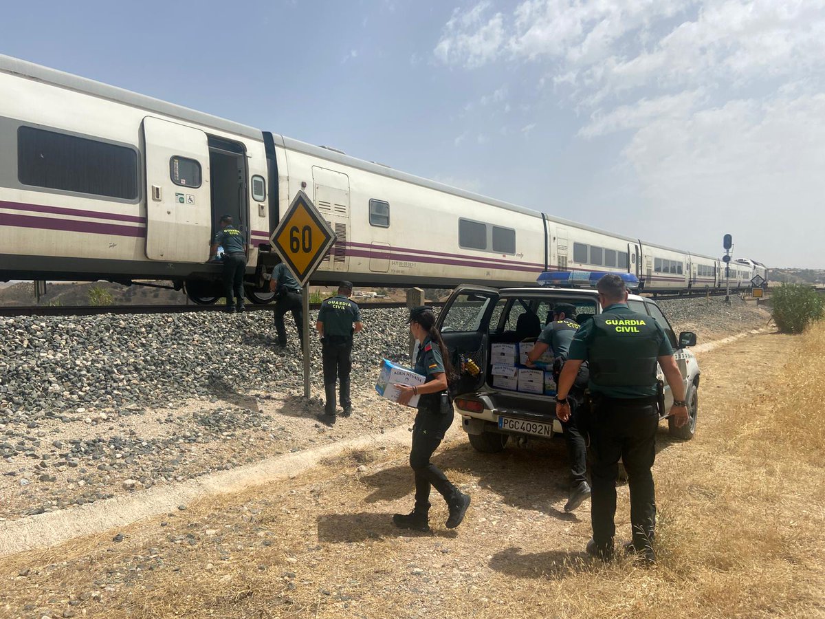 La Guardia Civil lleva agua a los pasajeros de un tren que se quedó averiado en Alamedilla