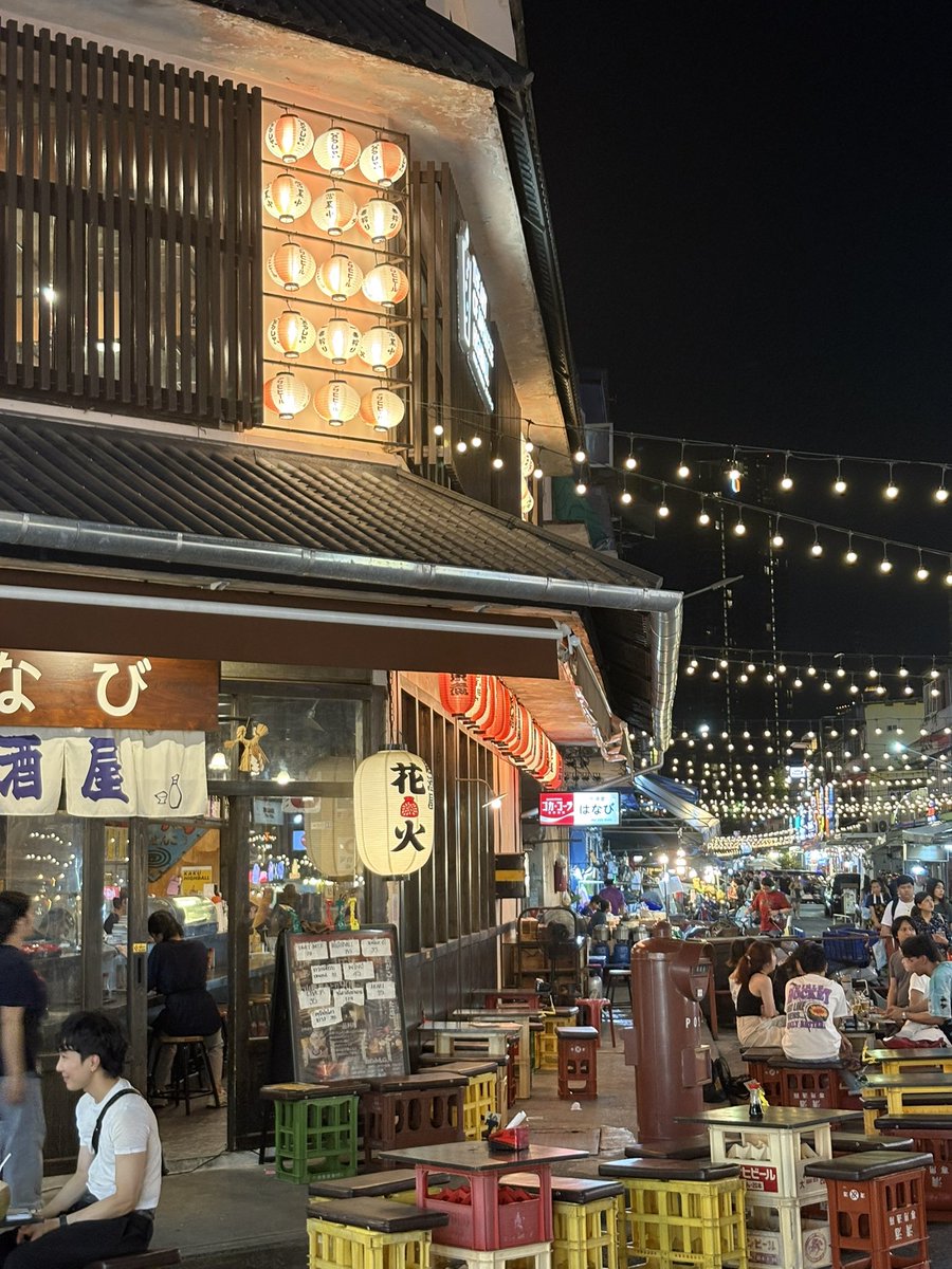 夜晚闲逛
国内-小仙女多
泰国-女生男生整容怪、整容脸多
时尚-娘炮、基佬多
其他-自然脸蛋大学生比较靓丽漂亮 

哈哈😄