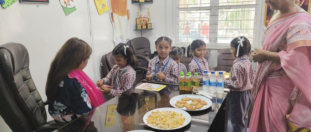 shashitalwarbjp's tweet image. आज टैगोर गार्डन निगम पार्षद कार्यालय में MCD स्कूल के नन्हे-मुन्ने बच्चों के साथ मिलकर रक्षाबंधन का पावन त्योहार बड़े उत्साह और प्रेम के साथ मनाया गया।

बच्चों ने रंग-बिरंगी राखियाँ बाँधी और भाईचारे, स्नेह व संस्कारों का अद्भुत प्रदर्शन किया।
#RakhiCelebration   
#BJP4DelhiWest