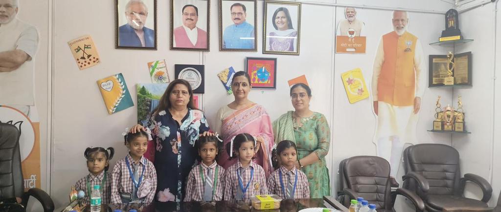 shashitalwarbjp's tweet image. आज टैगोर गार्डन निगम पार्षद कार्यालय में MCD स्कूल के नन्हे-मुन्ने बच्चों के साथ मिलकर रक्षाबंधन का पावन त्योहार बड़े उत्साह और प्रेम के साथ मनाया गया।

बच्चों ने रंग-बिरंगी राखियाँ बाँधी और भाईचारे, स्नेह व संस्कारों का अद्भुत प्रदर्शन किया।
#RakhiCelebration   
#BJP4DelhiWest