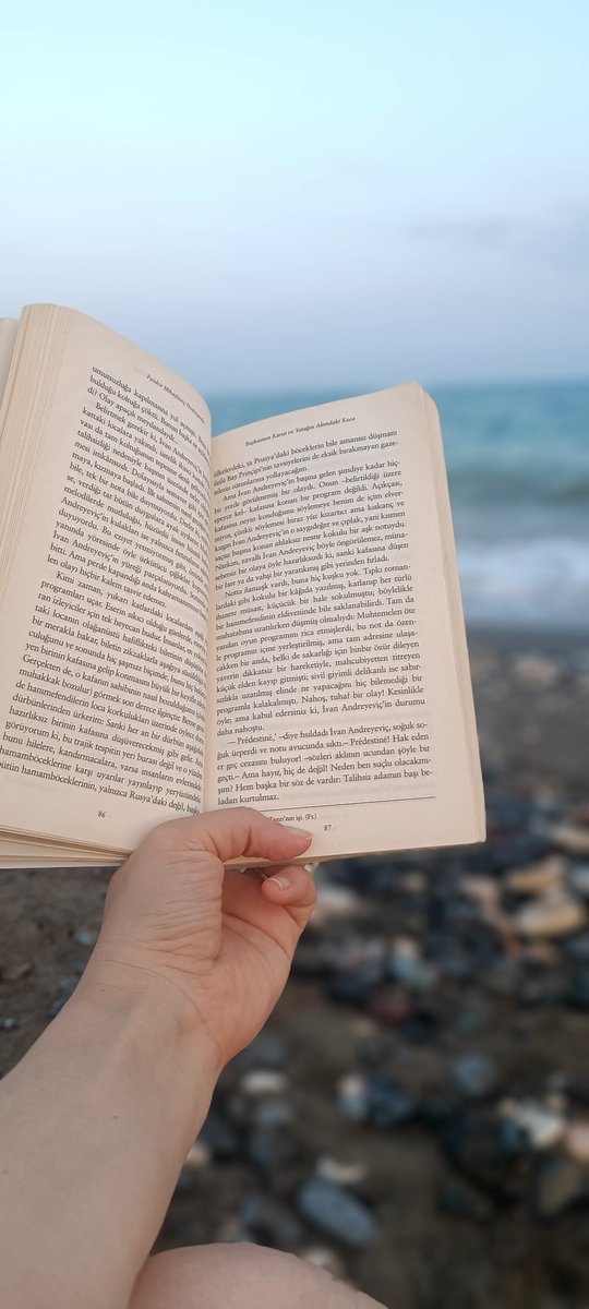 GKardenC's tweet photo. Derler ki, müzik güzelse, verdiği tat bütün duygulara ayak uydurur. Mutlu insan, melodilerde mutluluğu, hüzünlü insan hüznü bulur; İvan Andreyeviç'in kulakları ise yalnızca fırtınaların uğultularını duyuyordu.
#kitapstore #kitap #kitapsevgisi https://t.co/oRz04uwjqM