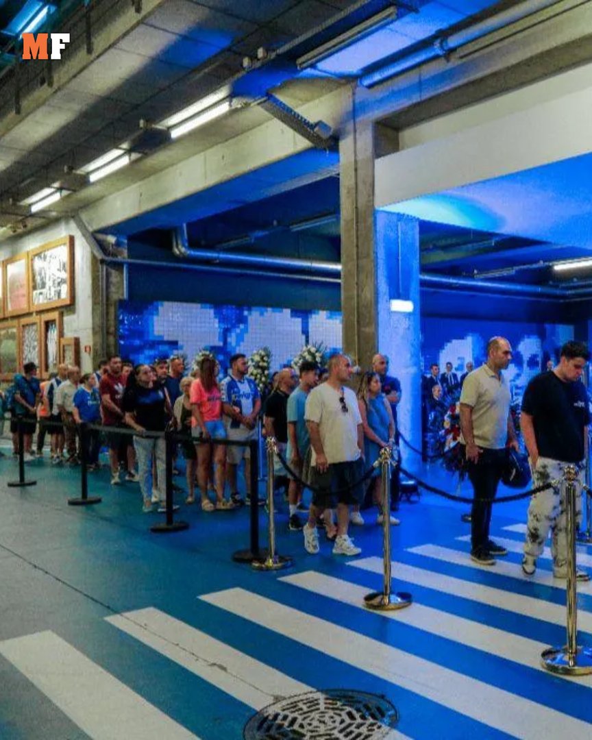 Foram várias as pessoas que se juntaram para prestar uma última homenagem ao antigo capitão do FC Porto.