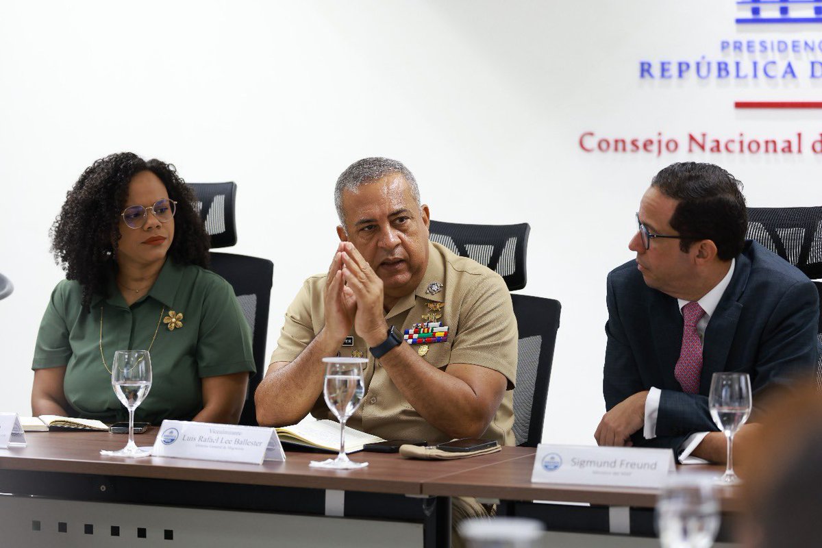 Simplificar el permiso de salida de menores no es solo mejorar un trámite. Es facilitarle la vida a miles de familias.

Junto al <a href="/cncgobdo/">Consejo Nacional de Competitividad 🇩🇴</a> y nuestros aliados, trabajamos para que este proceso sea más ágil, seguro y libre de pasos innecesarios. Más de 45 mil personas lo solicitan