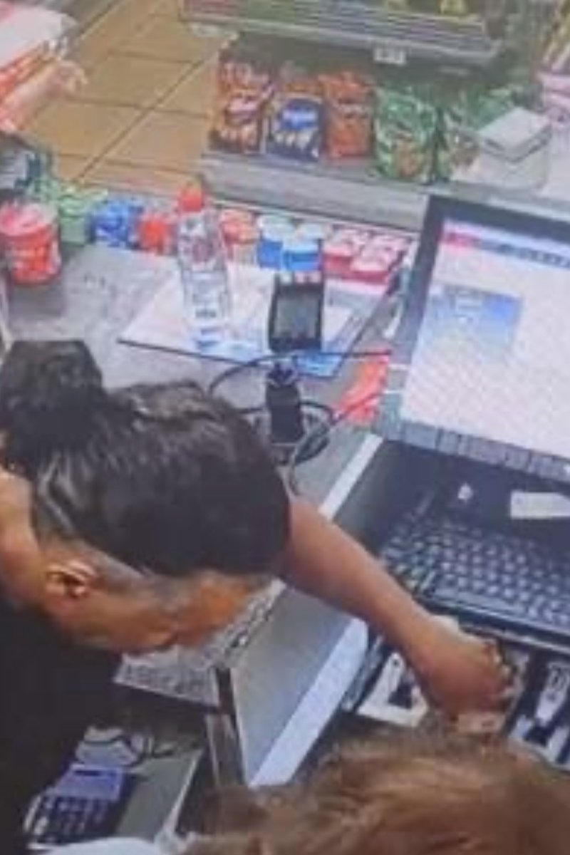 Un marroquí de 52 años es el autor del robo a la gasolinera de Barcelona rociando a la cajera de la misma con lejía.
Este marroquí estaba fugado de la prisión de la que había salido de permiso y no había vuelto.
En 4 días en la calle cometió 6 robos con violencia e intimidación🤦‍♂️