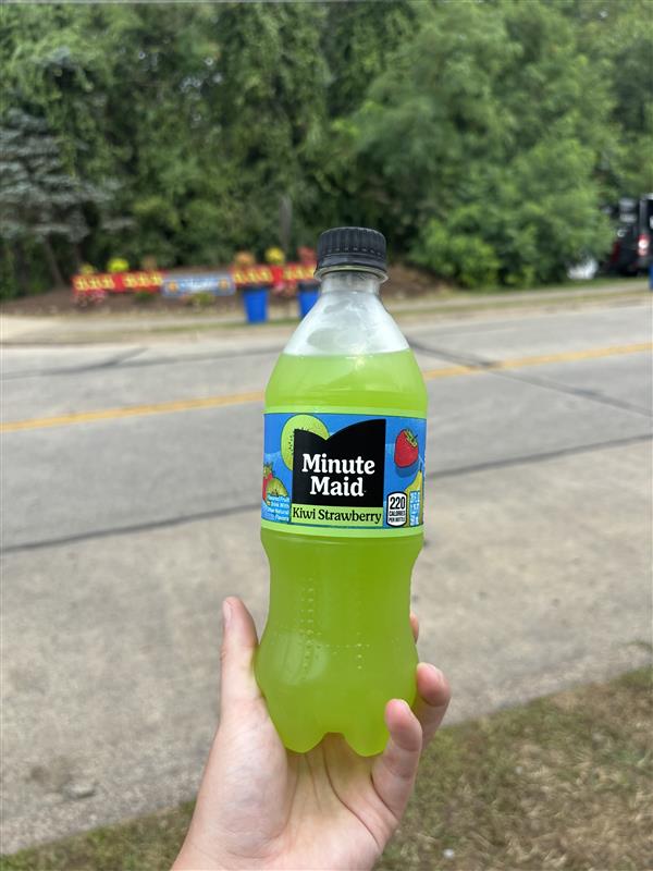 What's your go-to @cocacola product? Today we're going with a little Kiwi Strawberry Minute Maid! 🥝🍓