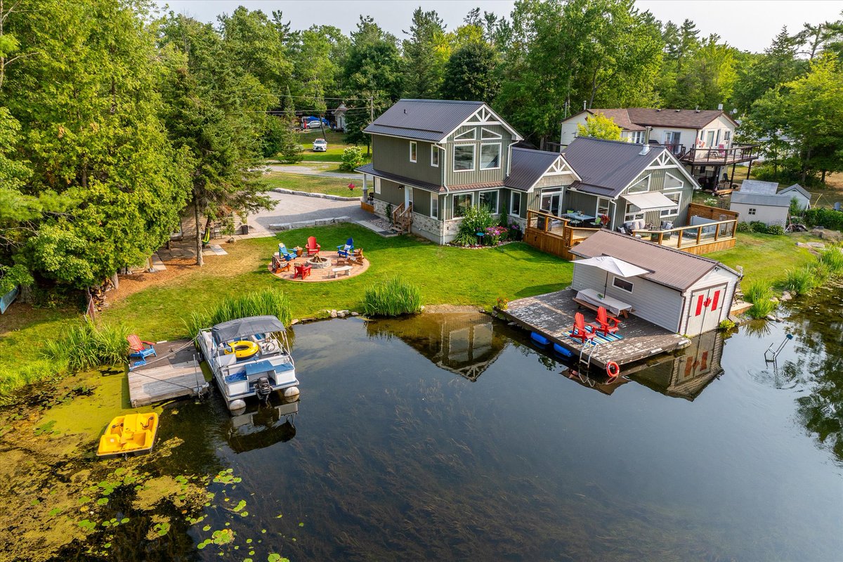 BCPlatinumTeam's tweet photo. Gorgeous, fully renovated home on a peaceful bay in White Lake. Comes with a bunkie, a boathouse and a pontoon boat! The entire upper floor is a luxurious primary suite with a view! Asking $1,150,000. Kate Archer, Broker, Bowes &amp; Cocks Limited, Brokerage  Kate@PlatinumTeam.com https://t.co/1Aebn7tPE3