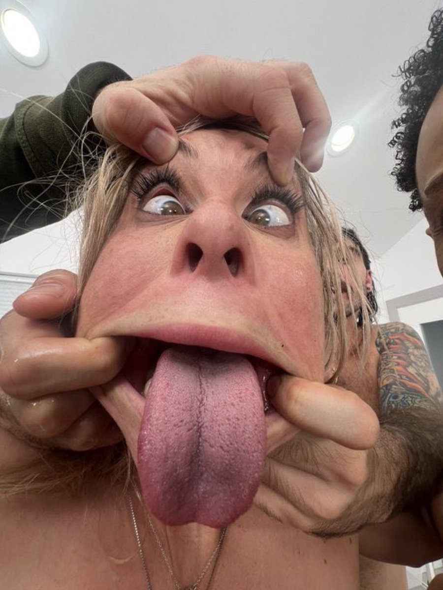 البهيمه ماما تخنزرت الغبيه من كثر الفحول الي تدخلهم علينا😂