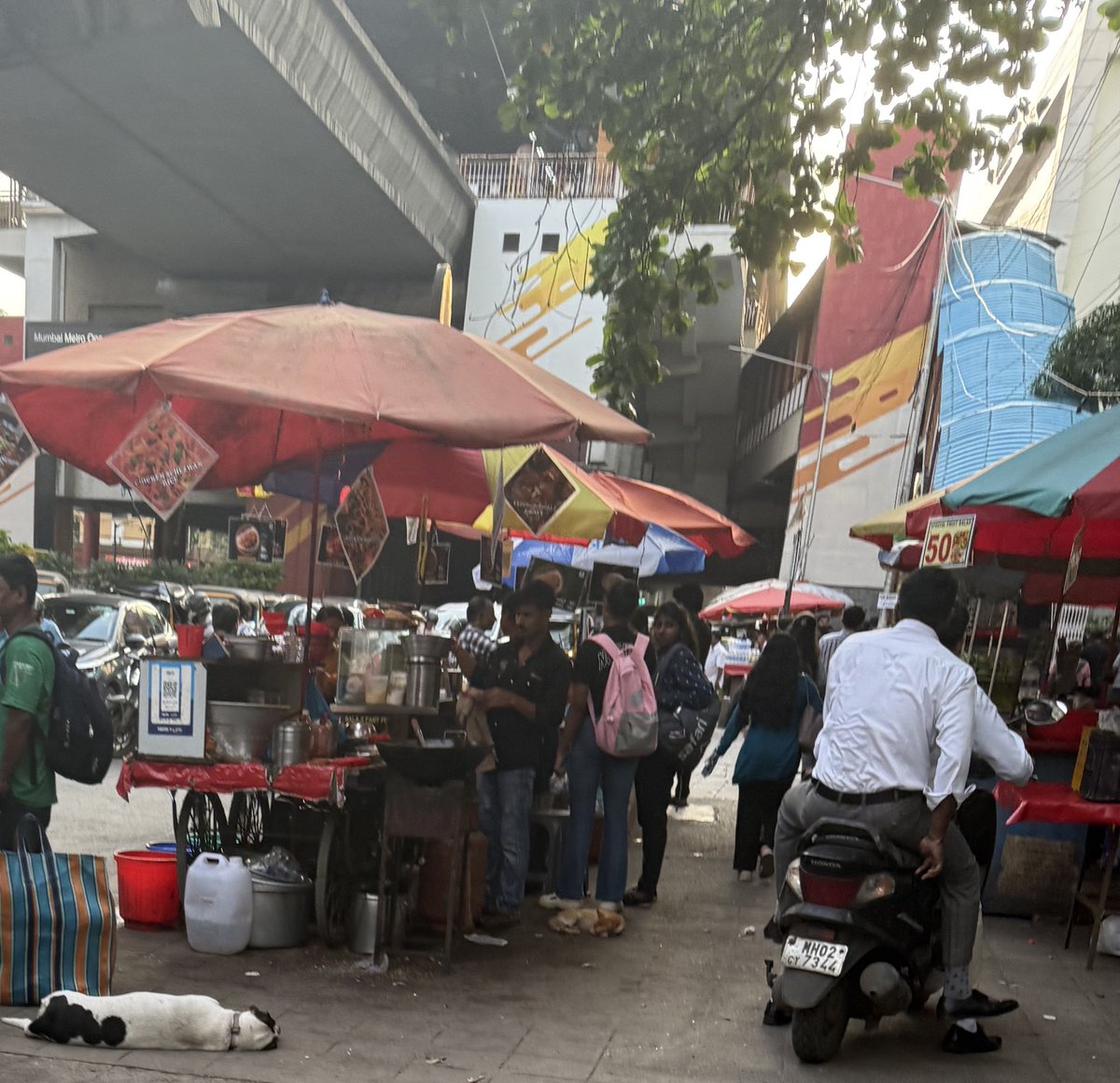 rahulspoddar's tweet photo. Mrng they go afternoon they are back

@mybmcWardKE @mybmc 

I don’t think they are going anywhere 
Across the street a BMC truck standing to stop hawkers from selling product 
Don’t know y no action here 
Complaint no 5 https://t.co/Epqka40m2o