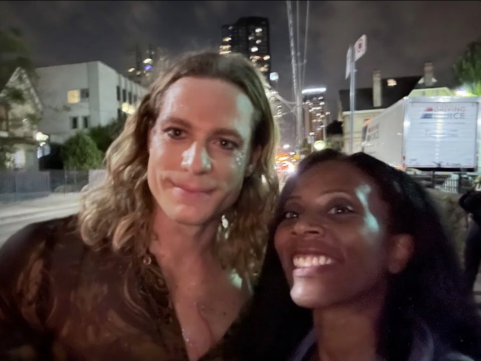 New behind-the-scenes photo of Sam with a fan!

shared by <a href="/iseemelanie/">I See Melanie</a> 🖤