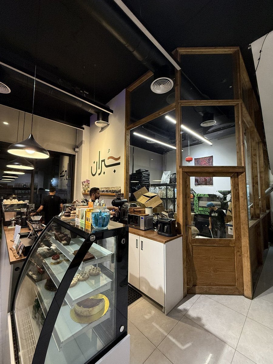 ومن صَحِبَ الدّنيا طويلاً تقلّبت 
على عَينه حتّى يرى صدقها كِذبَا 
وكيفَ التذاذي بالأصائِل والضّحَى 
إذا لم يعُد ذاك النّسيمُ الذي هَبّا 
ذكرتُ  بهِ  وصلاً  كأن  لم أفُزْ بِهِ
وعيشاً  كأنّي  كنتُ  أقطعُهُ  وثبا

•المتنبي