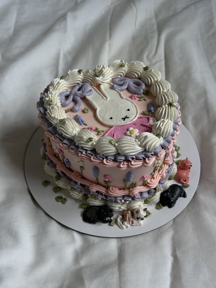 almondcrx's tweet photo. nyc friends! it’s my birthday month and all i want for my bday is to bake a cake for YOU <3 

dm me for info! https://t.co/HF8VojOTqg