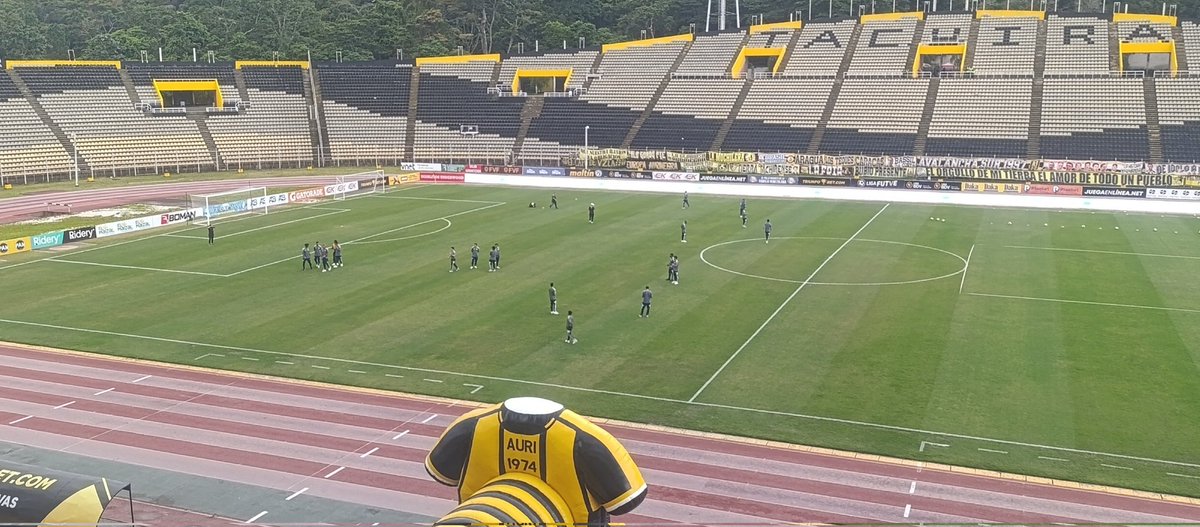 Jugadores de Rayo Zuliano en la cancha del Polideportivo de Pueblo Nuevo.
