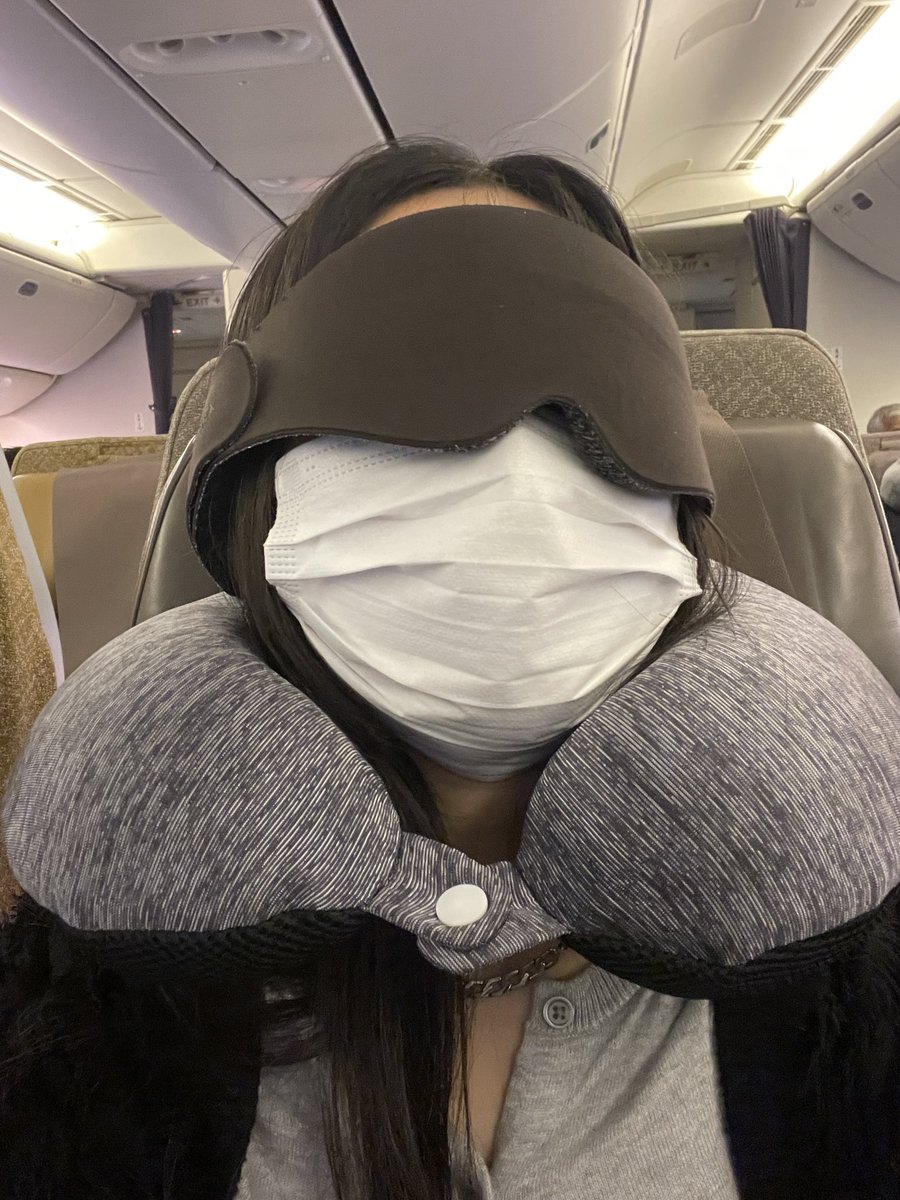 ちなみに機内では基本こんな感じ。
アイマスクもマスクも必須！！！