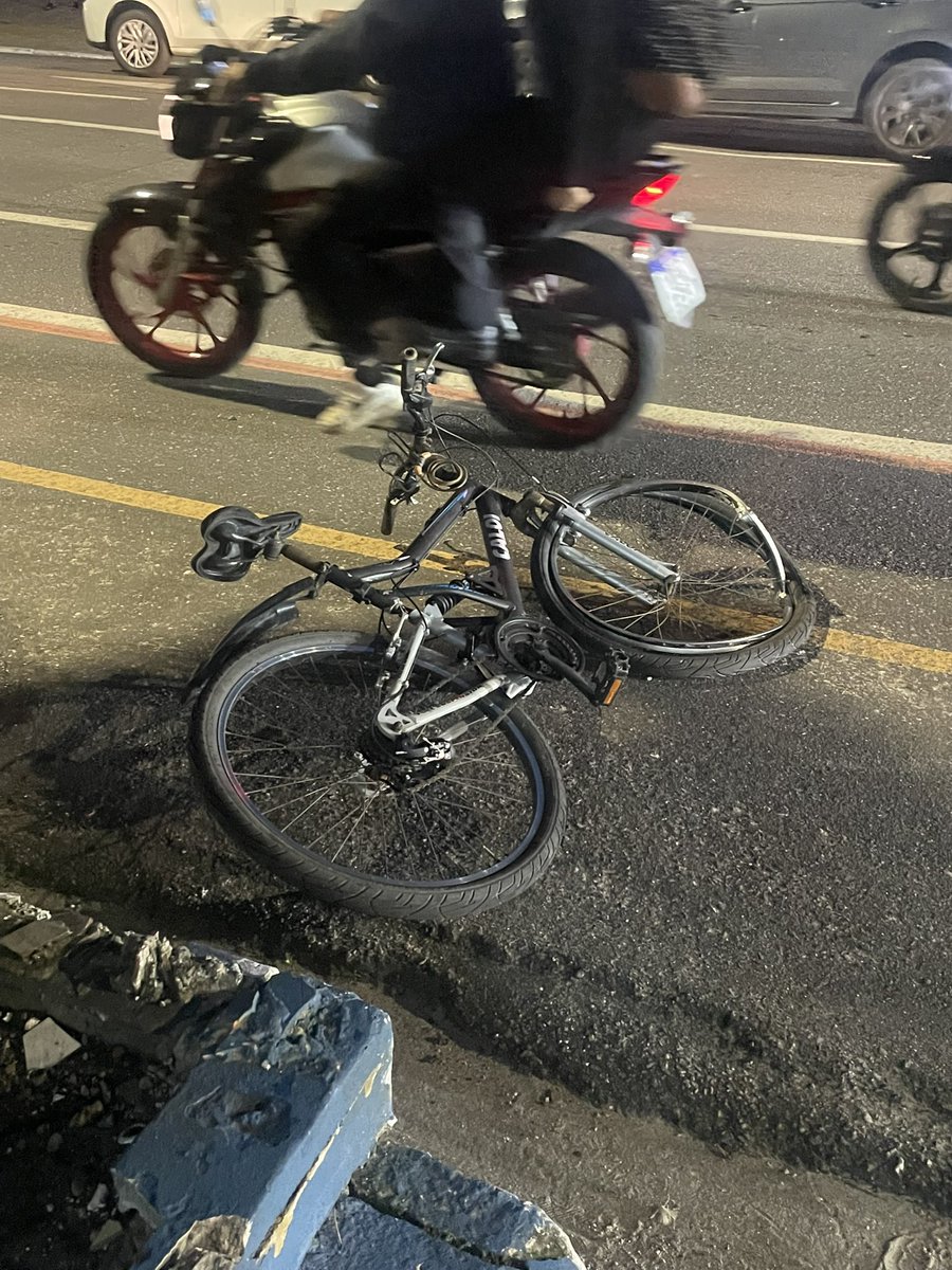 QUARTA vez que me atropelam NA CICLOFAIXA em Belém.
Mundurucus esquina com Alcindo Cancela dessa vez!
Motociclistas invadindo a ciclofaixa para furar o trânsito!
<a href="/prefeiturabelem/">Prefeitura de Belém</a> <a href="/igornormando/">Igor Normando</a>