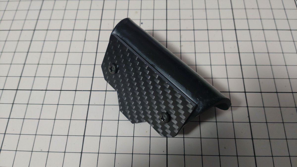 で、まだ全部開けてないけど、今回もカーボンラボに依頼していた物を少し付けてみて。
ホットショットのダミーヒートシンクの台座と、ホットショット2に使うバンパーアダプタ（使ってるバンパーが特殊なためかさ上げ用に）。
今回もバッチリですわ。
残りはまた後ほど組んでから。