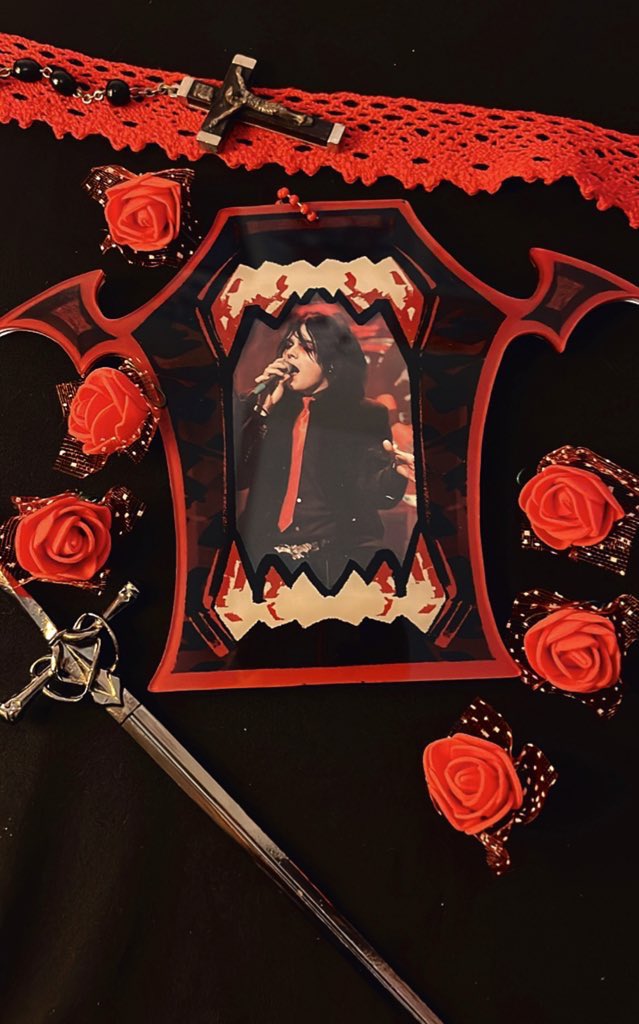 Using my photocard holders for EVIL!!!🩸
#mcr