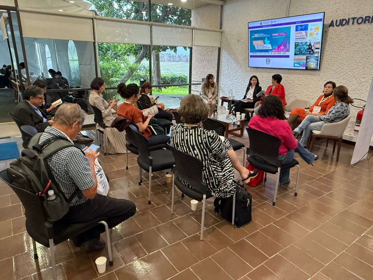 ¡Día lleno de conocimiento en #AMECIP2025!
Nuestra Directora de División Maribel Flores participó en la Conferencia de Susan Stokes y moderó la mesa sobre el voto de l@s mexican@s en el extranjero
Ponentes:ClaudiaCorona (INE), MairaGuerra (IECM) y LeticiaCalderón (Instituto Mora)