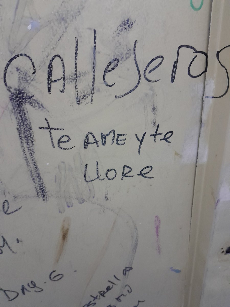 Lautabarrio's tweet image. Lo que se encuentra uno en su antigua escuela