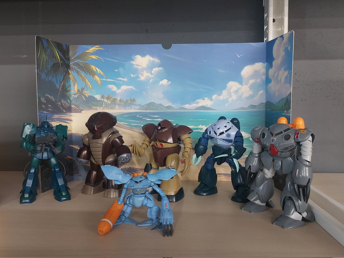 会社の趣味の展示棚、七夕飾りを精霊馬に、RX-78 達を #ジオン水泳部 にそれぞれ入れ換え。ジオン水泳部はほぼ全て #HGUC 、赤いズゴックは #ザクマリナー と交代。