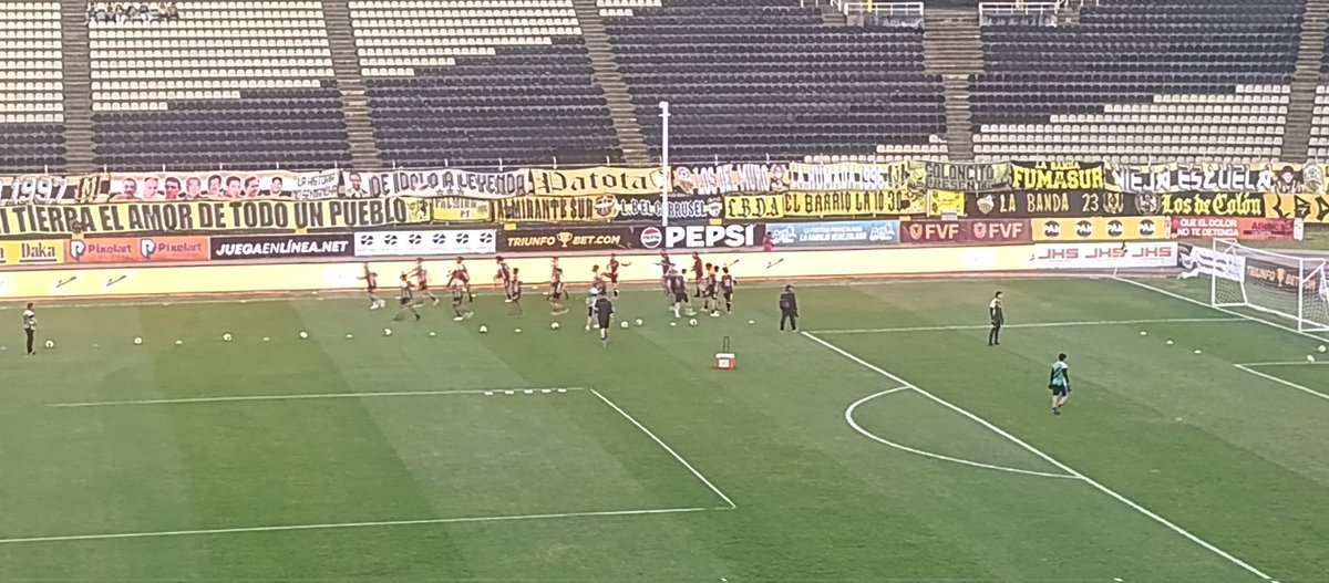 Deportivo Táchira calentando en la cancha del Polideportivo de Pueblo Nuevo