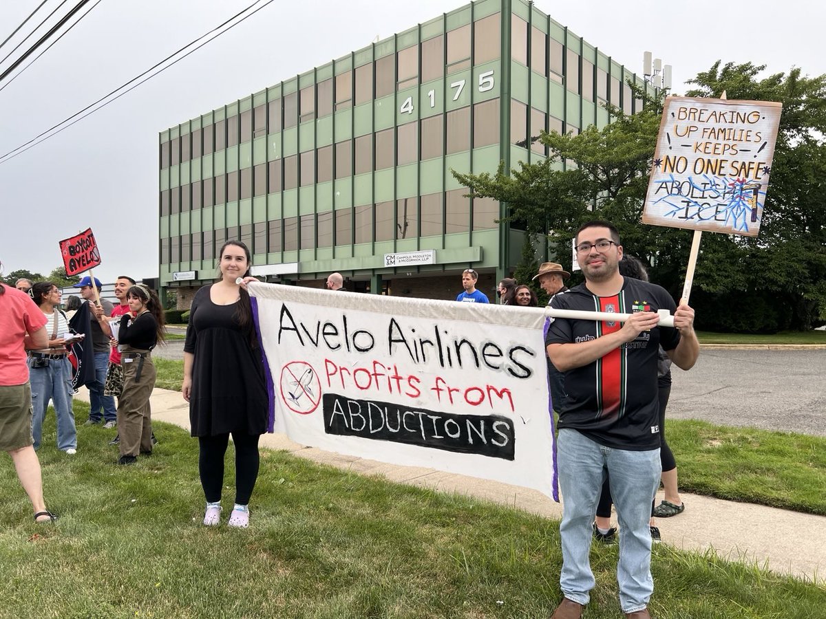 CEAraos's tweet image. A reminder that Avelo Airlines is bad and DSA is good