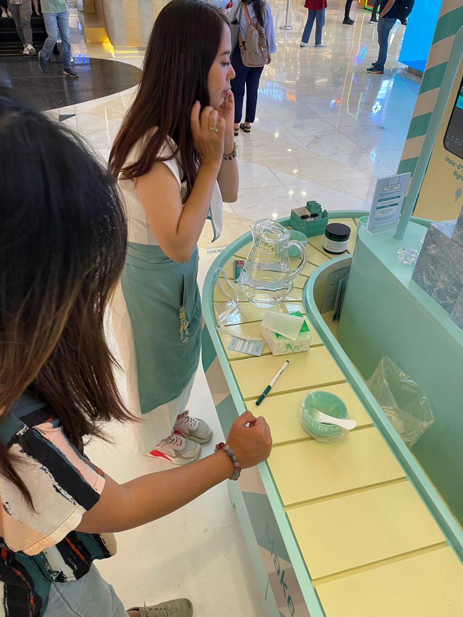 uppilufi's tweet image. Kapan lagi bisa dapetin skincare + foto aesthetic sekaligus? Ke booth SomeByMi sekarang juga 💙 #EVENT #SOMEBYMI #PDRN #SPIRULINA #skinbooster #icesherbetfactory