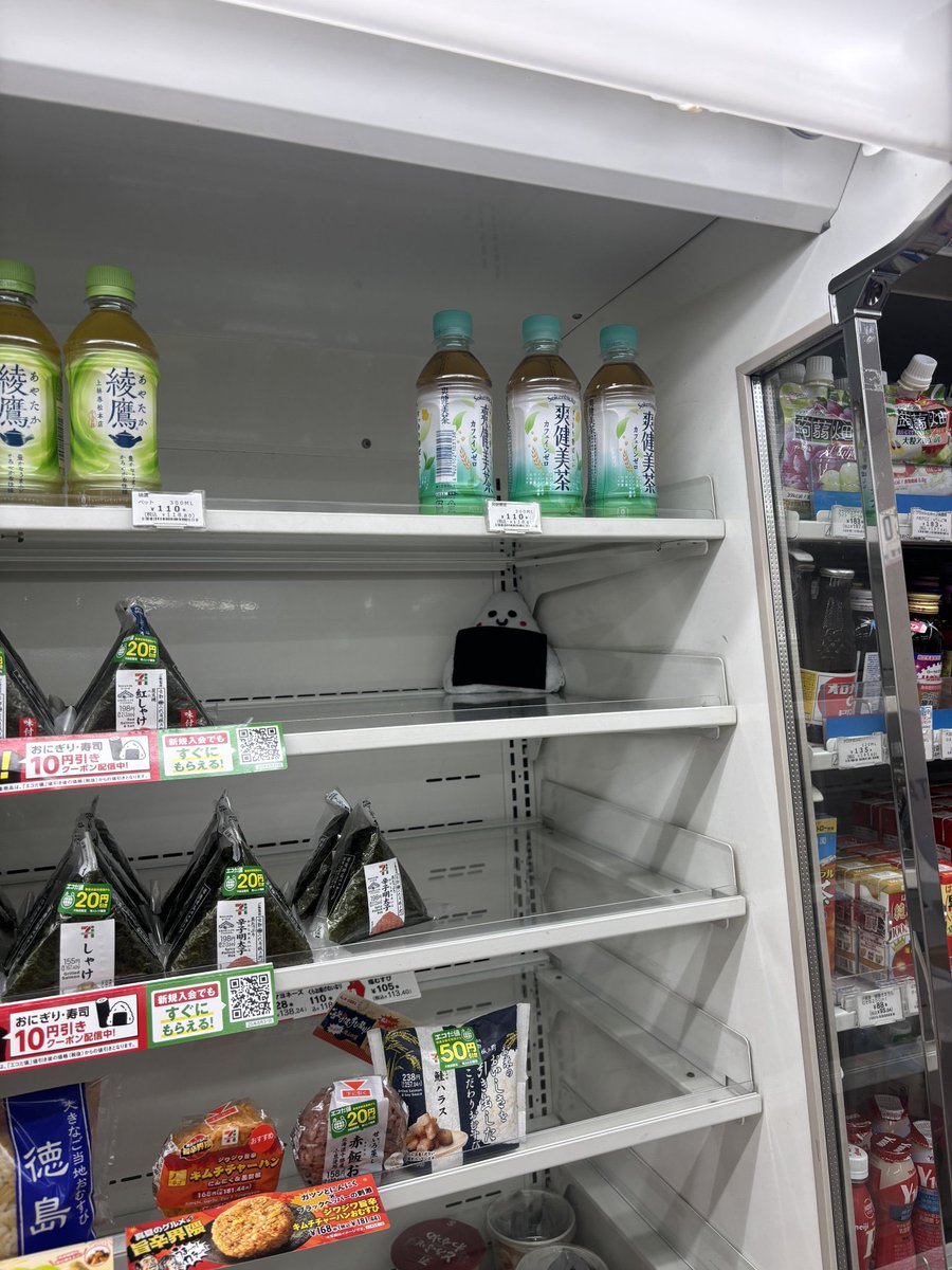 セブンイレブン　奥に追いやられて冷やされているおにぎり(意思あり)