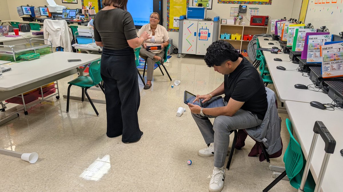 Ocelotscode's tweet image. Kicking off the year with some AI-mazing 🤖 team learning! 🤖🙌🏻