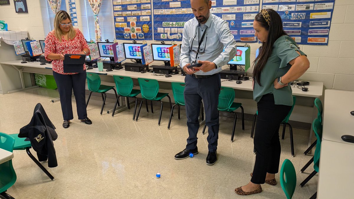 Ocelotscode's tweet image. Kicking off the year with some AI-mazing 🤖 team learning! 🤖🙌🏻