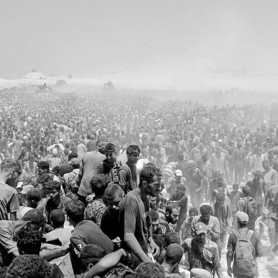 هذه ليست صورة من نكبة فلسطين عام ١٩٤٨، بل صورة من غزة عام ٢٠٢٥، وقد أُزيلت منها كل الألوان.
تذكيرٌ مُريعٌ بأن التاريخ يُعيد نفسه... لم يكن الأمر يتعلق أبدًا بـ"الدفاع عن النفس"، بل كان دائمًا يتعلق بالتطهير العرقي.