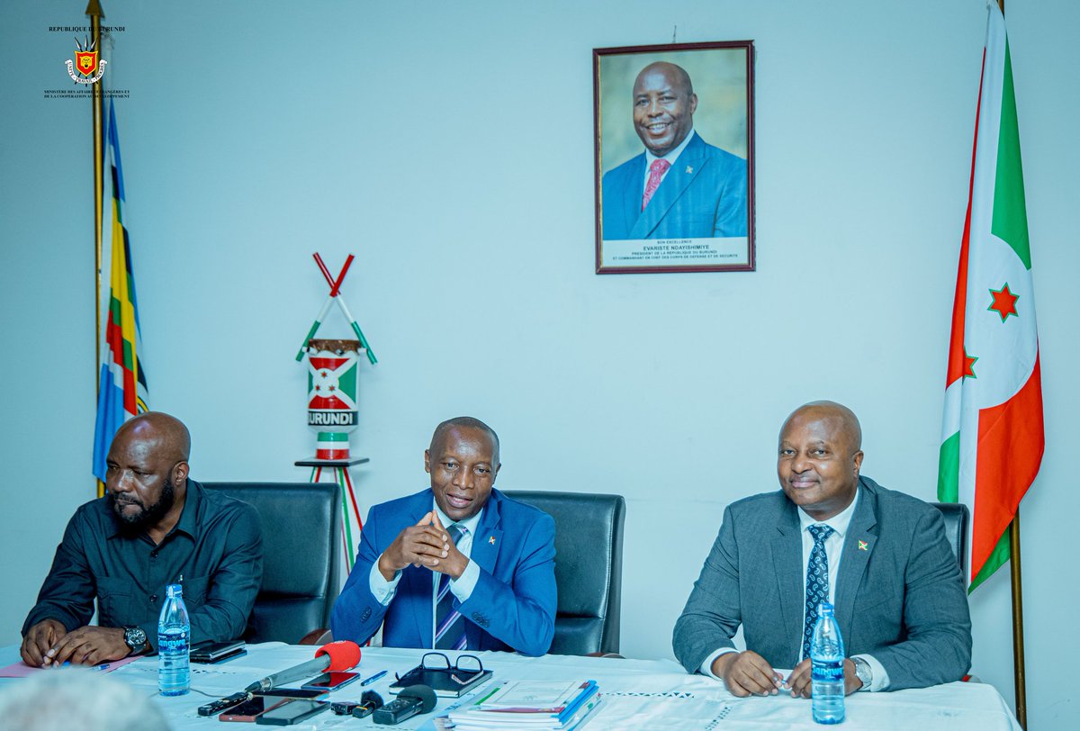 Dans l’après-midi du 06 août 2025, au sein du Ministère des Affaires Étrangères, de l’Intégration Régionale et de la Coopération au Développement, s’est tenue la cérémonie officielle de remise et reprise entre les Ministres sortants : Son Excellence l’Ambassadeur Albert SHIGIRO,