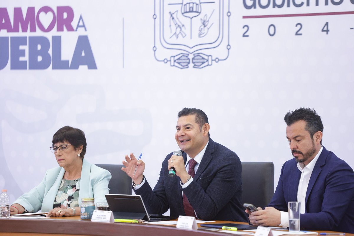 #EnFotos •• El gobernador del estado, <a href="/armentapuebla_/">Alejandro Armenta</a> , celebra las realizadas por la secretaría de Movilidad y Transporte como la revista al transporte público, la instalación de simuladores para los exámenes de manejo, esto para el beneficio de la ciudadania
Via <a href="/Jafetmoz/">Jafet Moz</a>