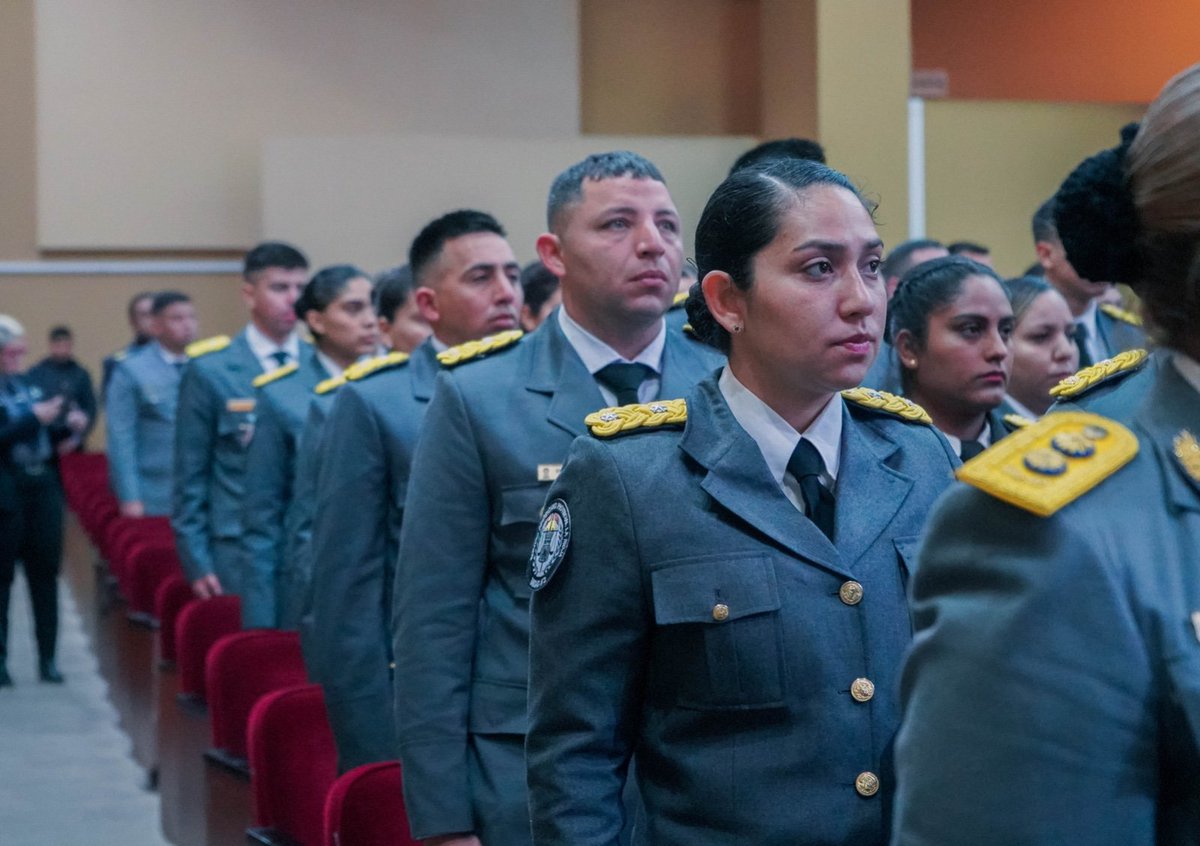 riojanoticia's tweet photo. El dato

✅ La Sec de @SecJusticiaLR acompañó las Jornadas de Seguridad Penitenciaria en la UNLaR

La Secretaría de Justicia participó activamente en las Jornadas de Seguridad Penitenciaria realizadas en la Universidad Nacional de La Rioja, donde se reafirmó el compromiso con quienes día a día garantizan el orden y la seguridad en contextos de encierro.

Durante el encuentro, se puso en valor el rol fundamental que desempeñan los agentes penitenciarios en la consolidación de una gestión moderna, profesional y con enfoque en derechos humanos. Asimismo, se destacó la importancia de continuar generando espacios de formación y actualización que fortalezcan sus capacidades y acompañen los desafíos del sistema penitenciario actual.

“Detrás de cada uniforme hay vocación, compromiso y una tarea esencial en la construcción de un sistema de justicia más humano y eficaz”, señaló el secretario de Justicia, Lucas Casas, quien participó del evento junto a la directora del Servicio Penitenciario Provincial, Lic. Analía Tello.

Por su parte, la Lic. Tello remarcó la necesidad de continuar fortaleciendo el trabajo conjunto entre las distintas áreas del sistema penitenciario y la formación constante del personal, destacando especialmente el rol de la mujer en contextos de seguridad y custodia.

Estas acciones forman parte de una política sostenida de profesionalización y fortalecimiento institucional, orientada a garantizar el respeto por los derechos fundamentales y promover condiciones dignas tanto para los agentes como para las personas privadas de libertad.