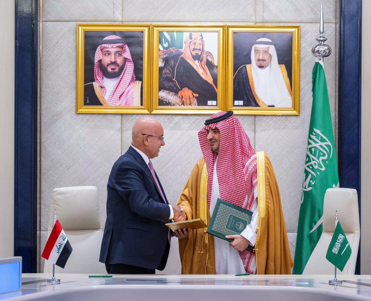 AbdulazizSNA's tweet image. وفقاً لتوجيهات سمو سيدي ولي العهد رئيس مجلس الوزراء -حفظه الله- وامتداداً للتنسيق المستمر والتعاون القائم مع العراق الشقيق في مجال مكافحة المخدرات، استقبلت معالي وزير الصحة رئيس اللجنة العليا لمكافحة المخدرات في جمهورية العراق الدكتور صالح الحسناوي، ووقعنا مذكرة تفاهم تُعنى…