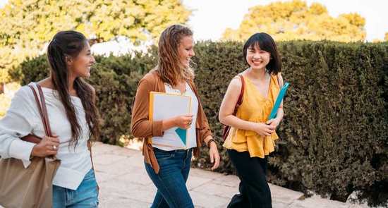EducaMaisBrasil's tweet image. 🌞✈️ Estudar fora nas férias? Sim! Os summer programs unem aprendizado, diversão e vivência internacional. De acampamentos a cursos e voluntariado, eles podem ser o 1º passo para uma carreira global! Confira no E+B: abre.ai/nhtZ  🌎📚#SummerProgram #Intercâmbio