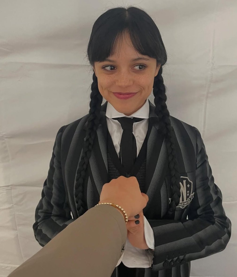 Roxdk7's tweet photo. JENNA X WEDNESDAY S2 BTS 🥺 https://t.co/ry2TXG8rAr