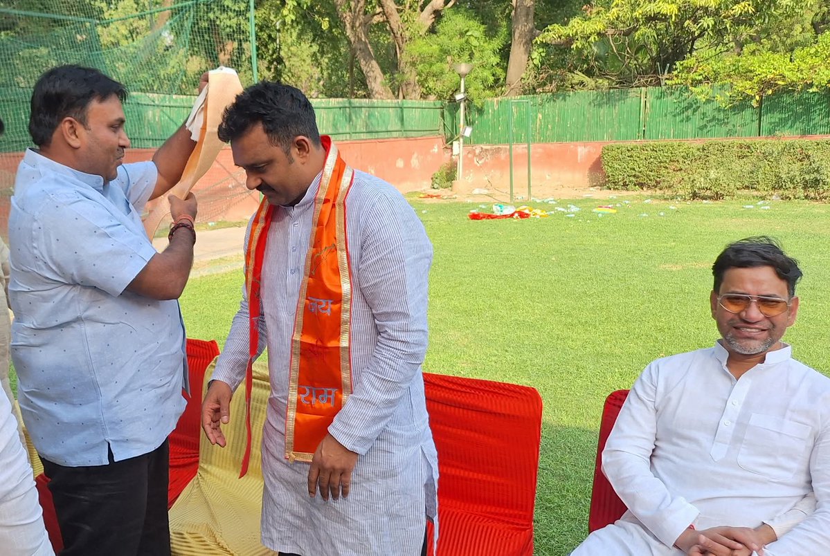 Atul kumar (@atulkumarbjp) on Twitter photo केंद्रीय ग्रामीण विकास राज्य मंत्री बड़े भाई श्री <a href="/kamleshpassi67/">Kamlesh Paswan</a> जी को जन्मदिन की हार्दिक बधाई एवं शुभकामनाएं!
<a href="/nirahua1/">Nirahua Hindustani</a> केंद्रीय ग्रामीण विकास राज्य मंत्री बड़े भाई श्री <a href="/kamleshpassi67/">Kamlesh Paswan</a> जी को जन्मदिन की हार्दिक बधाई एवं शुभकामनाएं!
<a href="/nirahua1/">Nirahua Hindustani</a>