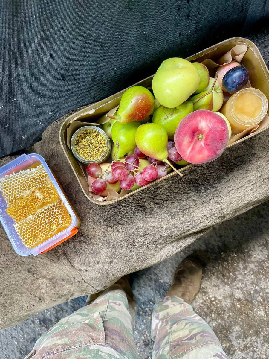 Друг прислав фотку як святкує Спаса на фронті