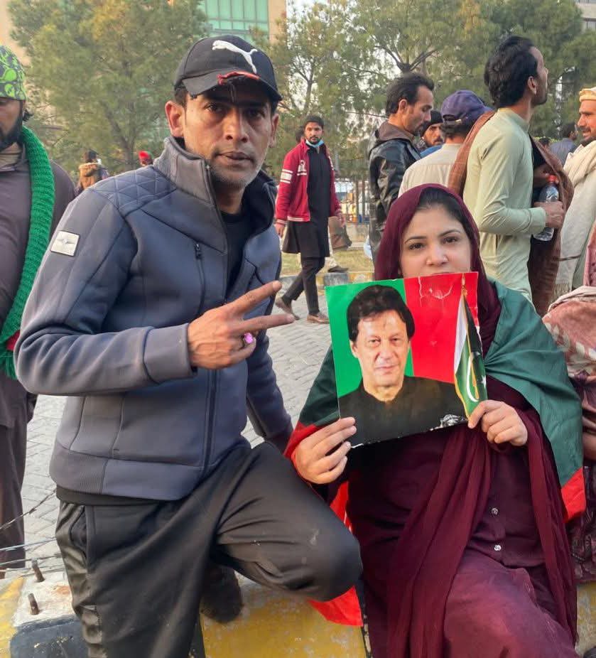 rubina shaheen (@rubinashaheen2) on Twitter photo ضلعی صدر وومن ونگ سرگودھا انعم وسیر خان اور ان کے شوہر نفیس الرحمن کو اغواء کر لیا گیا
ویمن ونگ پی ٹی آئی اس کی پُرزور مزمت کرتی ہے اور ان کی بحفاظت باز یابی کی ڈیمانڈ کرتی ہے ،
ظلم کے یہ ضابطے ہم نہیں مانتے
<a href="/KanwalMna/">Kanwal Shauzab MNA</a>
<a href="/PTIofficial/">PTI</a>
<a href="/AnumKhAn65/">Anum Waseer KhAn</a> ضلعی صدر وومن ونگ سرگودھا انعم وسیر خان اور ان کے شوہر نفیس الرحمن کو اغواء کر لیا گیا
ویمن ونگ پی ٹی آئی اس کی پُرزور مزمت کرتی ہے اور ان کی بحفاظت باز یابی کی ڈیمانڈ کرتی ہے ،
ظلم کے یہ ضابطے ہم نہیں مانتے
<a href="/KanwalMna/">Kanwal Shauzab MNA</a>
<a href="/PTIofficial/">PTI</a>
<a href="/AnumKhAn65/">Anum Waseer KhAn</a>